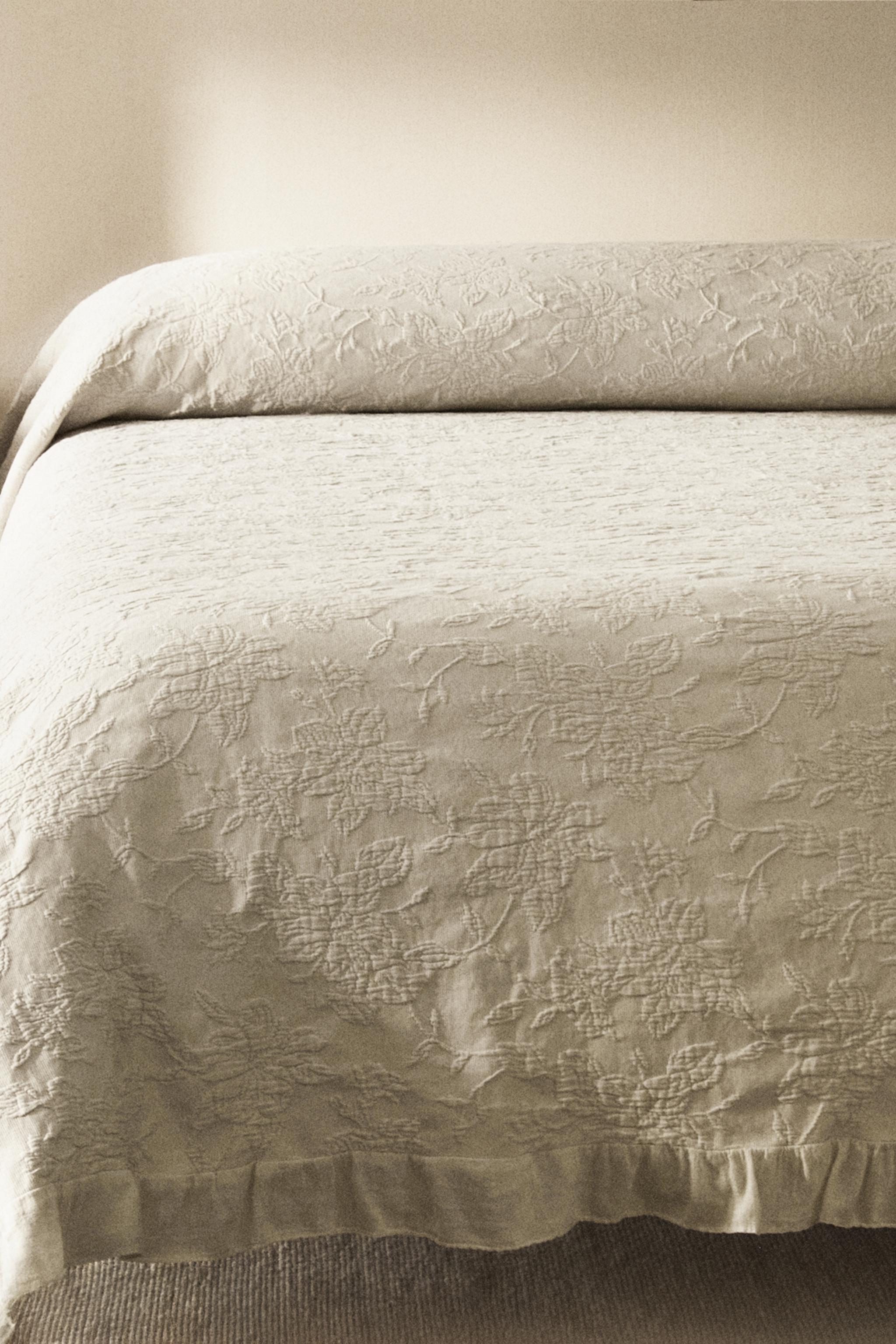 JACQUARD BEDSPREAD WITH RUFFLES